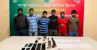 মোহাম্মদপুরে সেনাবাহিনীর অভিযানে দেশিয় অস্ত্রসহ ৬ মাদক কারবারি গ্রেপ্তার